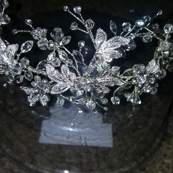MOLDABLE CRYSTAL EMBELLISHED TIARA. - Picture 6 of 8
